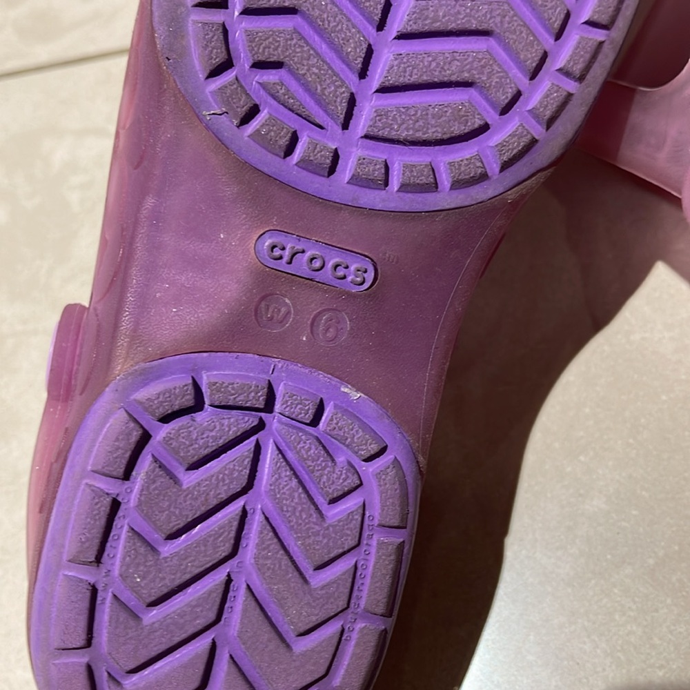 CROCS Hello Kitty-Purple Sandals with Strap size W6 very good used condition - Picture 5 of 6